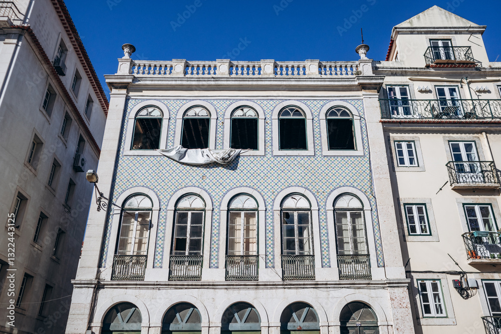 Obraz premium A historic facade in downtown Lisbon covered with iconic azulejo tiles