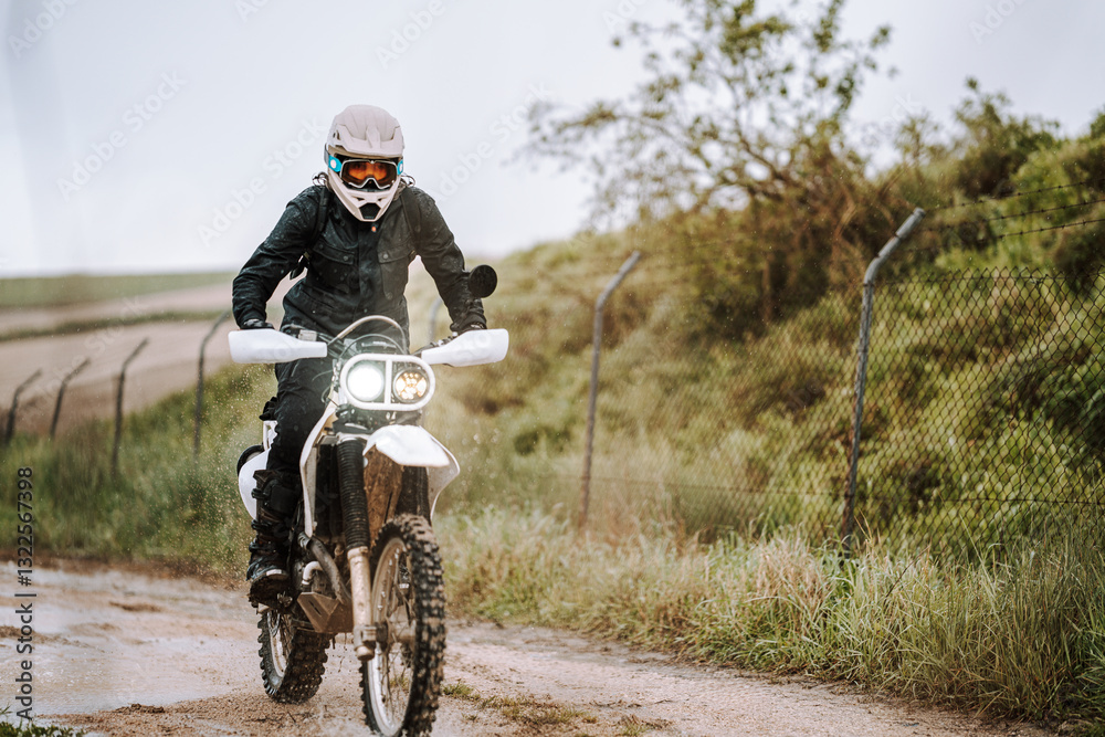 Motorista creando contenido en dia lluvioso en camino de barro inundado