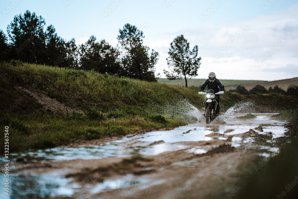 Motorista creando contenido en dia lluvioso en camino de barro inundado