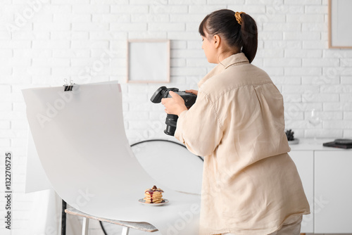 Female food photographer ta...