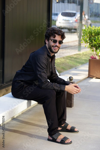 Homem elegante com roupas de verão e estilo de moda com poses e chapeus.