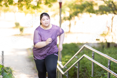 階段を駆け上がる女性