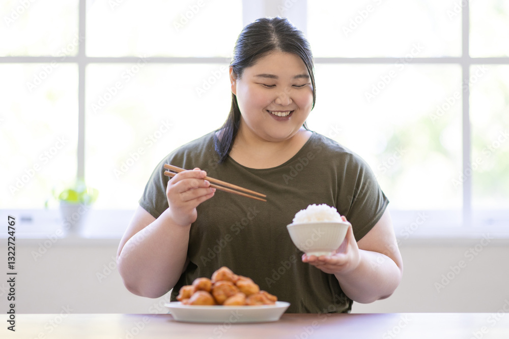 ご飯を食べる女性