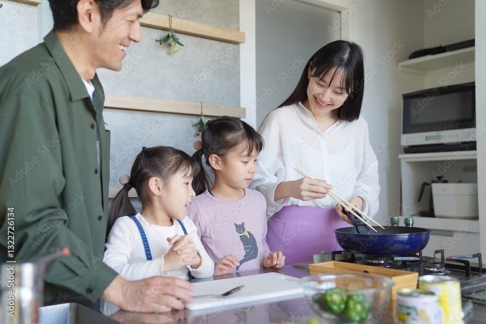 キッチンに立つ家族 キッチンに立つ家族