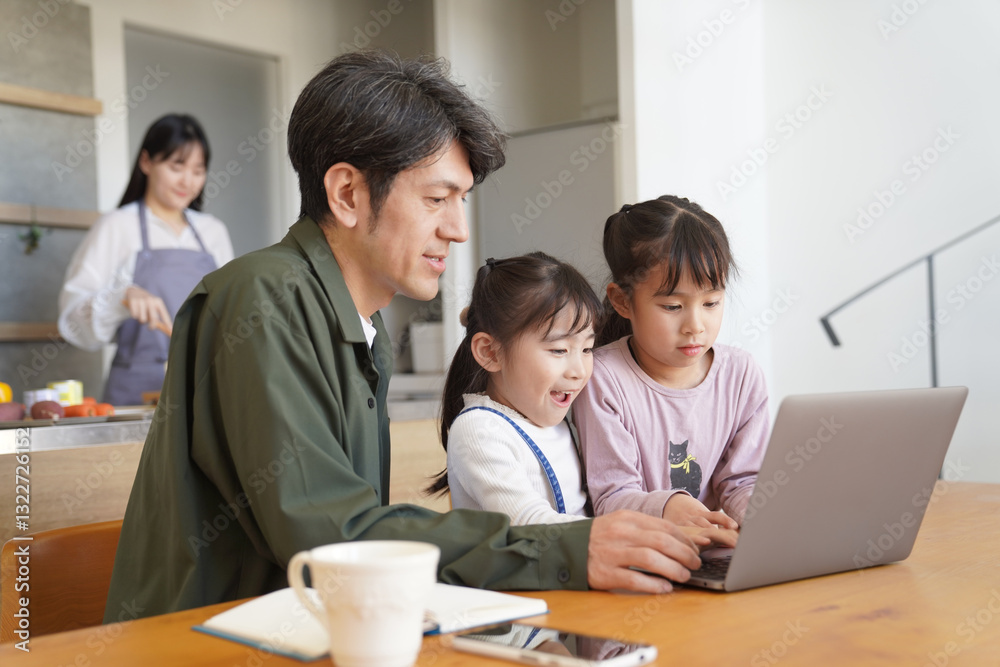 リビングで仕事をする男性 リビングで仕事をする男性
