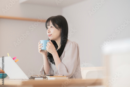 Konstfotografi 在宅での仕事中に休憩する女性