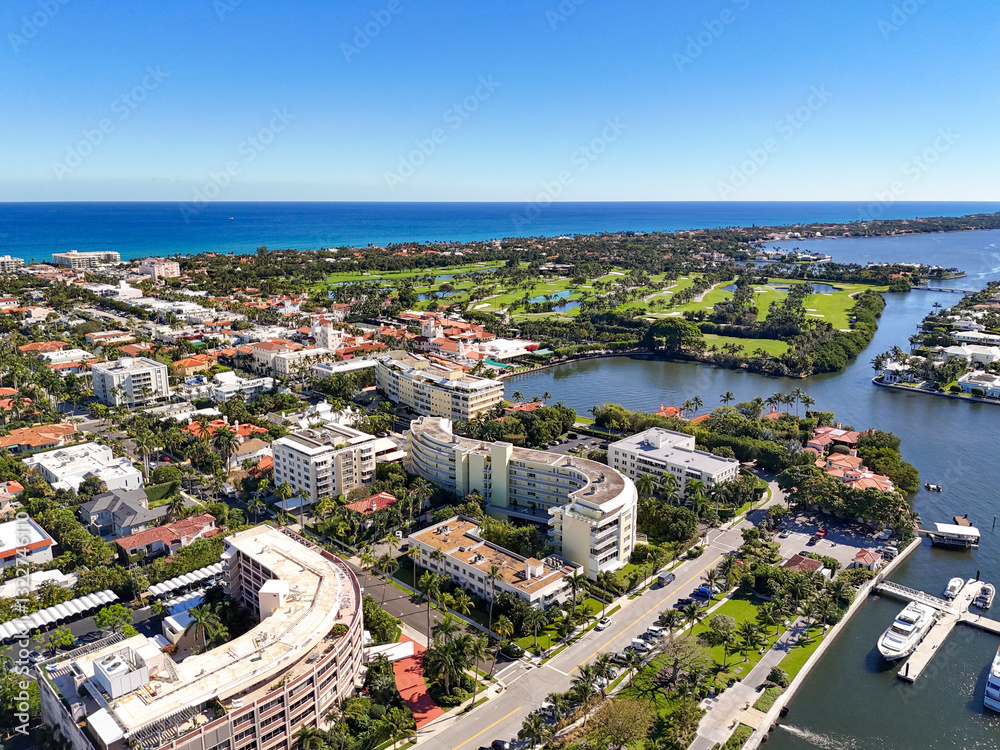 Fototapeta premium Luxury homes and apartments near a golf course along the intracoastal the the city of Palm Beach in Palm Beach County, Florida