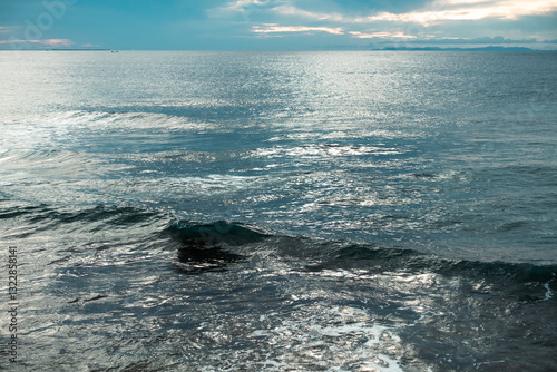 Fototapeta Naklejka Na Ścianę i Meble -  Dark sea and waves with cloudy background