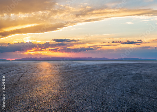 Obraz na płótnie Empty asphalt road and distant mountain with beautiful sky clouds at sunset w salonie