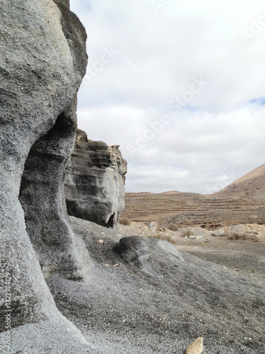 テフラ層の風化で形成された特徴的で印象的なランサローテ島の風景 photo