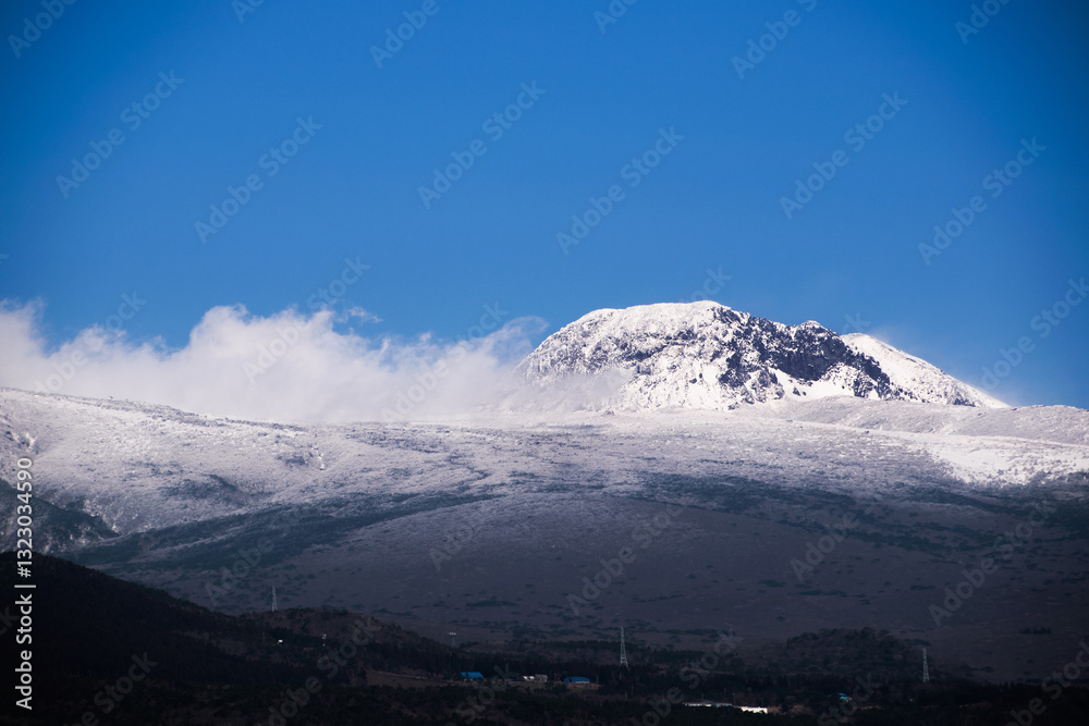Fototapeta premium 눈보라가 부는 제주도 한라산 전경.