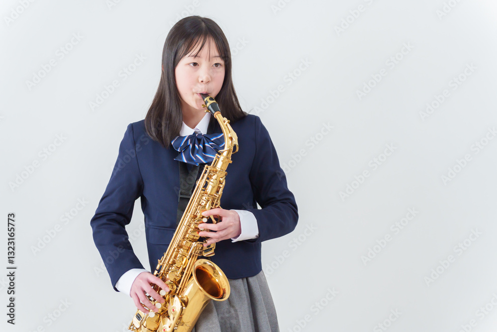 Fototapeta premium サックスを吹く吹奏楽部員女子生徒