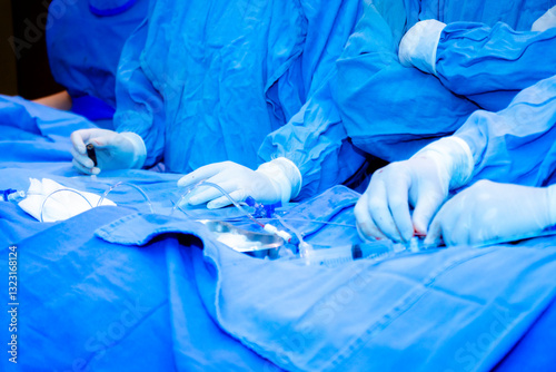 Manos de doctores operando en un quirófano con traje médico de quirófano.