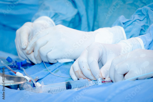 Manos de doctores operando en un quirófano