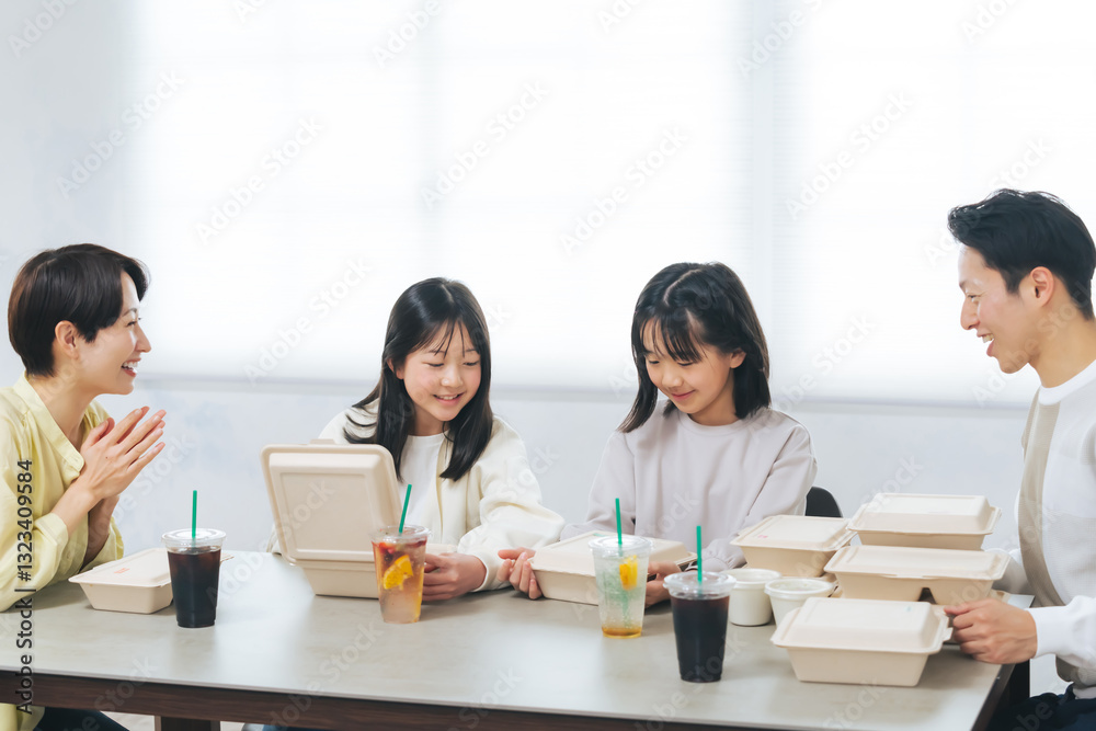 デリバリーフードを食べる女の子の家族 デリバリーフードを食べる女の子の家族