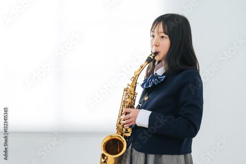サックスを演奏する女子学生