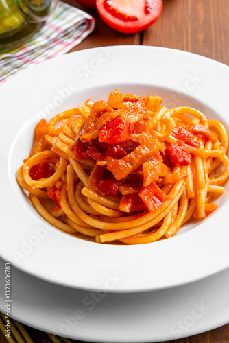 Fototapeta Naklejka Na Ścianę i Meble -  Bucatini all'amatriciana, ricetta tradizionale di pasta della cucina romana, cibo italiano, gastronomia europea 
