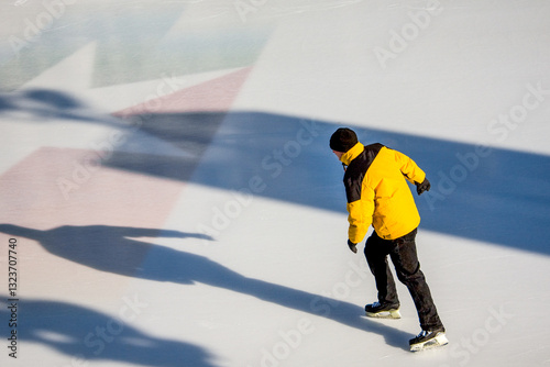 Photos Man on ice rink in Millennium Park of Chicago downtown.