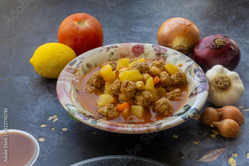Obraz na płótnie Round meatballs kneaded with bulgur, potatoes, carrots, chickpeas. Turkish name: Juicy meatballs with fine bulgur w salonie