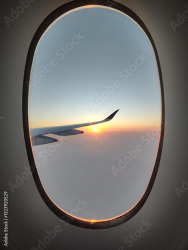 Obraz na płótnie The breathtaking view of the sunrise from an airplane window w salonie