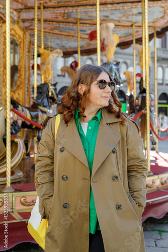 Obraz na płótnie Cheerful young pretty woman in sunglasses with brown hair walking in park of attractions, wearing casual clothes w salonie