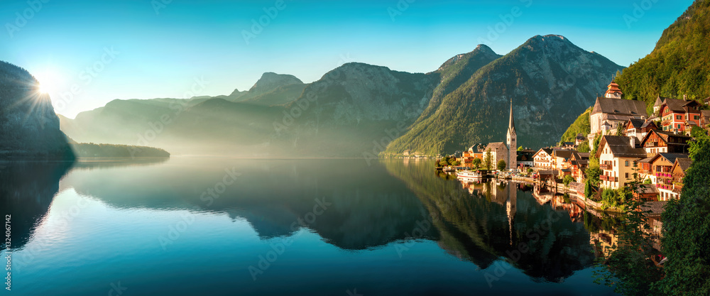 Das idyllische Dorf Hallstatt, Österreich. Ein Panorama im schönen Sonnenlicht am Morgen