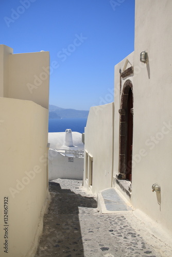 Fototapeta Naklejka Na Ścianę i Meble -  Narrow cobbled streets of Santorini