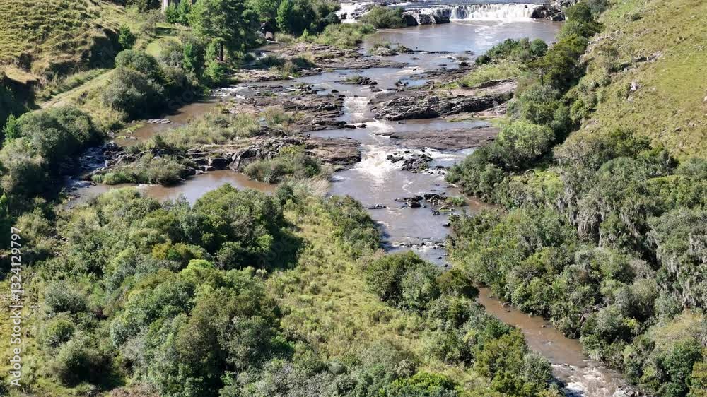 Cachoeira e Barragem do Rio dos Touros, localizada em Bom Jesus, Rio Grande do Sul. Uma imagem de drone. 