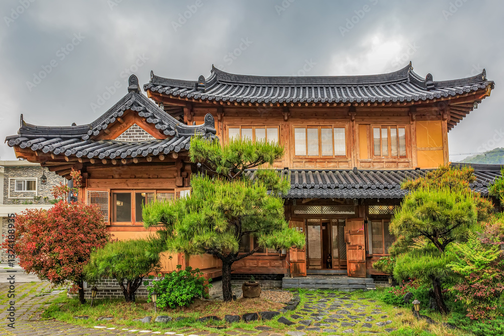 Obraz premium Traditional Korean Architectural Style Hanok Housing Landscape