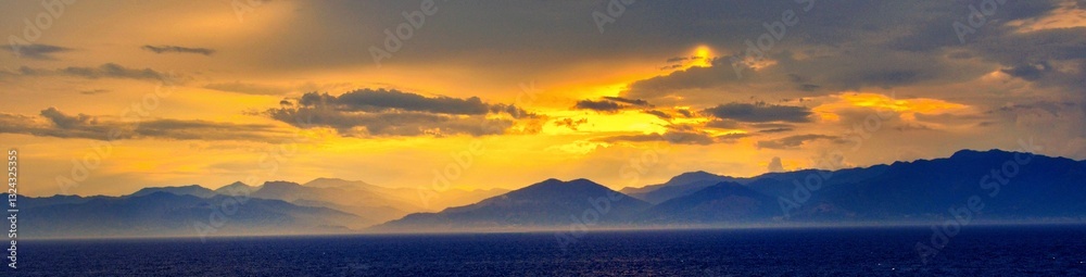 magnifiques coucher et lever de soleil en mer magnifiques coucher et lever de soleil en mer