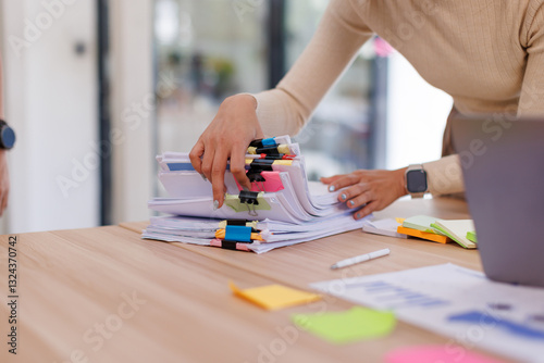 Konstfotografi Business Business Documents, woman hands working in Stacks of paper files for se