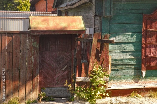 Obraz na płótnie Old wooden fence door at the entrance to the yard of an old wooden house w salonie