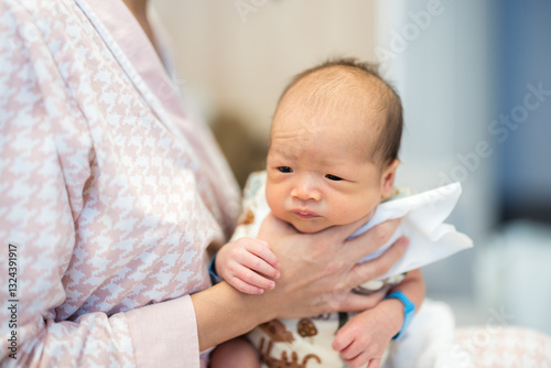 Obraz na płótnie Newborn baby held by mother at home w salonie