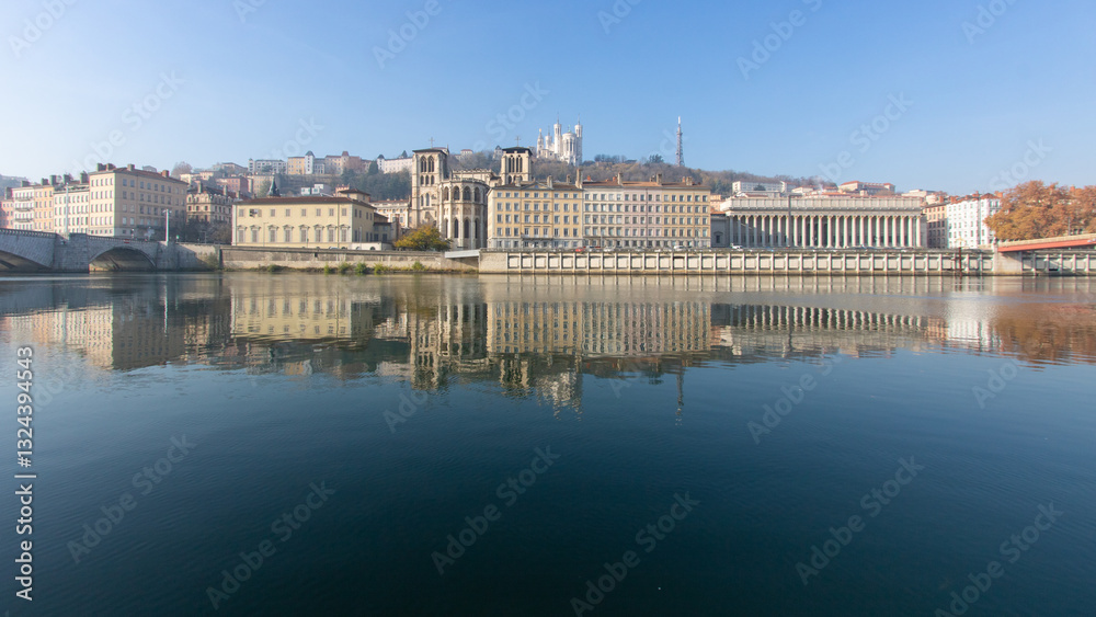 Fototapeta premium Située au coeur du Vieux-Lyon, la Cathédrale Saint-Jean, appelée aussi Primatiale St Jean longe la rivière la Saône au pied de la colline de Fourvière et de sa basilique qui domine la ville de Lyon