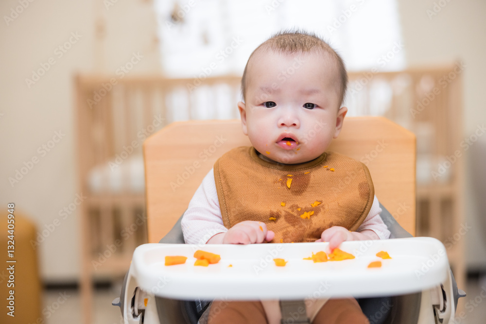 Baby learning to eat alone with bowl