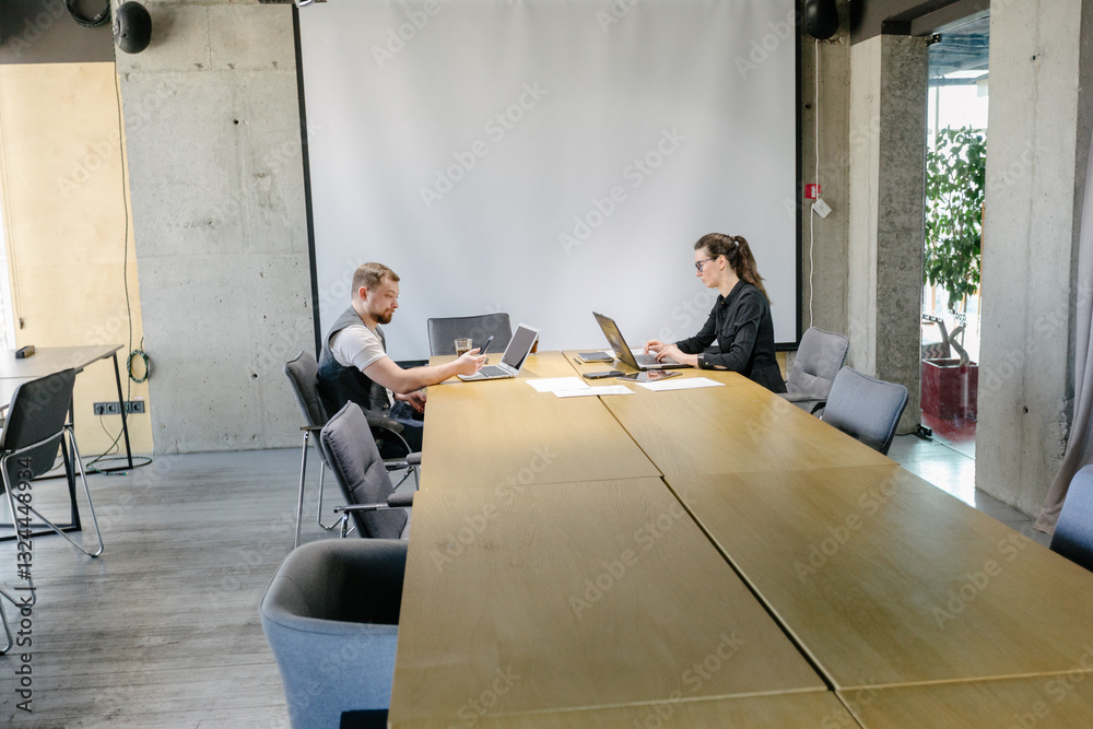 Obraz premium office workers doing brainstorming