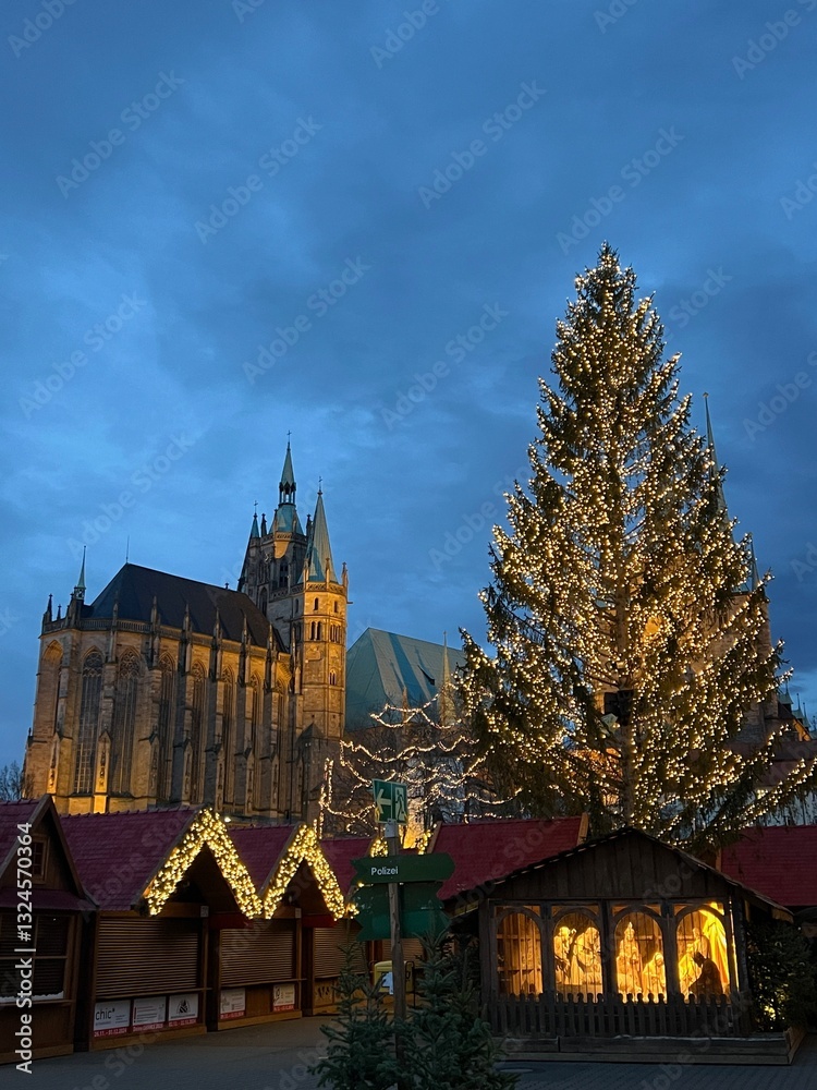 Fototapeta premium Weihnachtszeit in Erfurt - Domplatz 