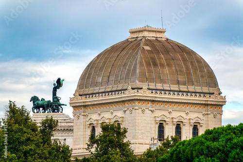 Obraz na płótnie Dome of the Great Synagogue of Rome with Vittoriano Quadriga in the Background.. w salonie