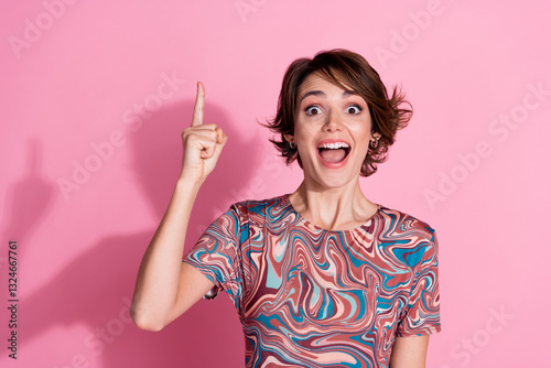 Foto Photo of adorable stunning glad girl wear stylish clothes great decision isolate