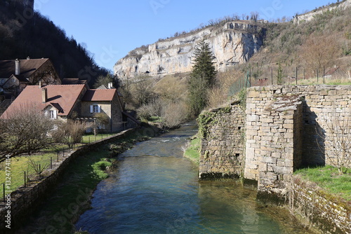 Obraz na płótnie La rivière la Seille, village de Baume Les Messieurs, département du Jura, France w salonie