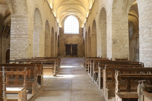Obraz na płótnie L'église Saint Pierre, église romane, village de Baume Les Messieurs, département du Jura, France w salonie