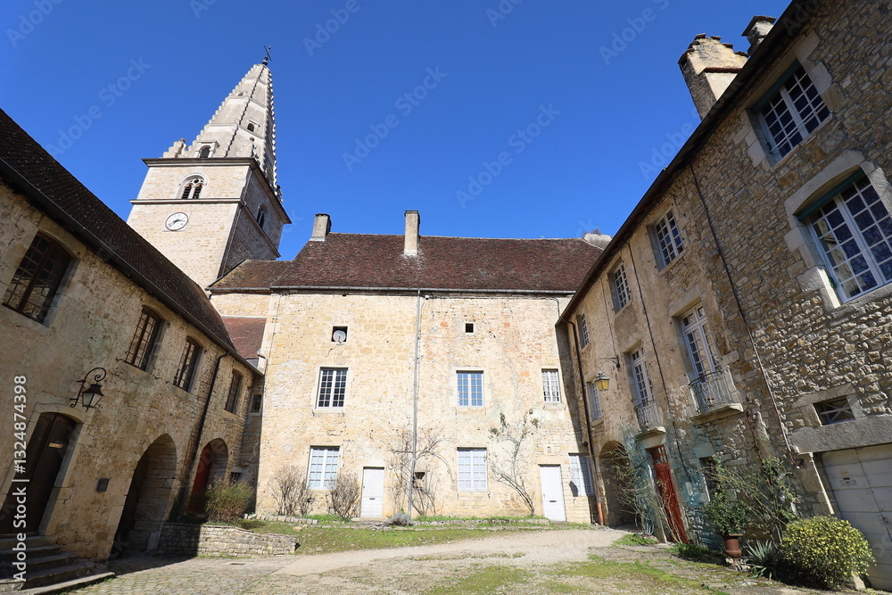 L'abbaye, vue de l'extérieur, village de Baume Les Messieurs, département du Jura, France