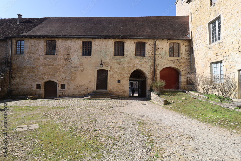 L'abbaye, vue de l'extérieur, village de Baume Les Messieurs, département du Jura, France