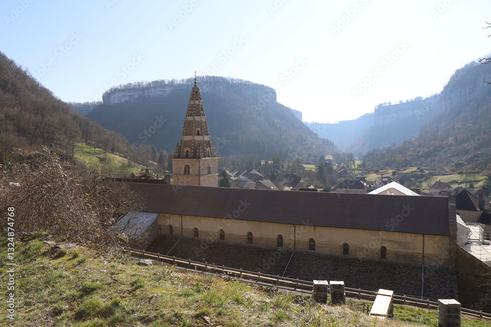 L'abbaye, vue de l'extérieur, village de Baume Les Messieurs, département du Jura, France