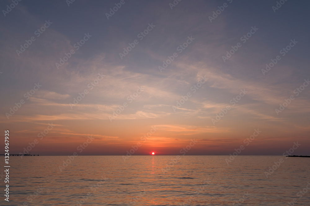 Il mare al tramonto e cielo leggermente nuvoloso Il mare al tramonto e cielo leggermente nuvoloso