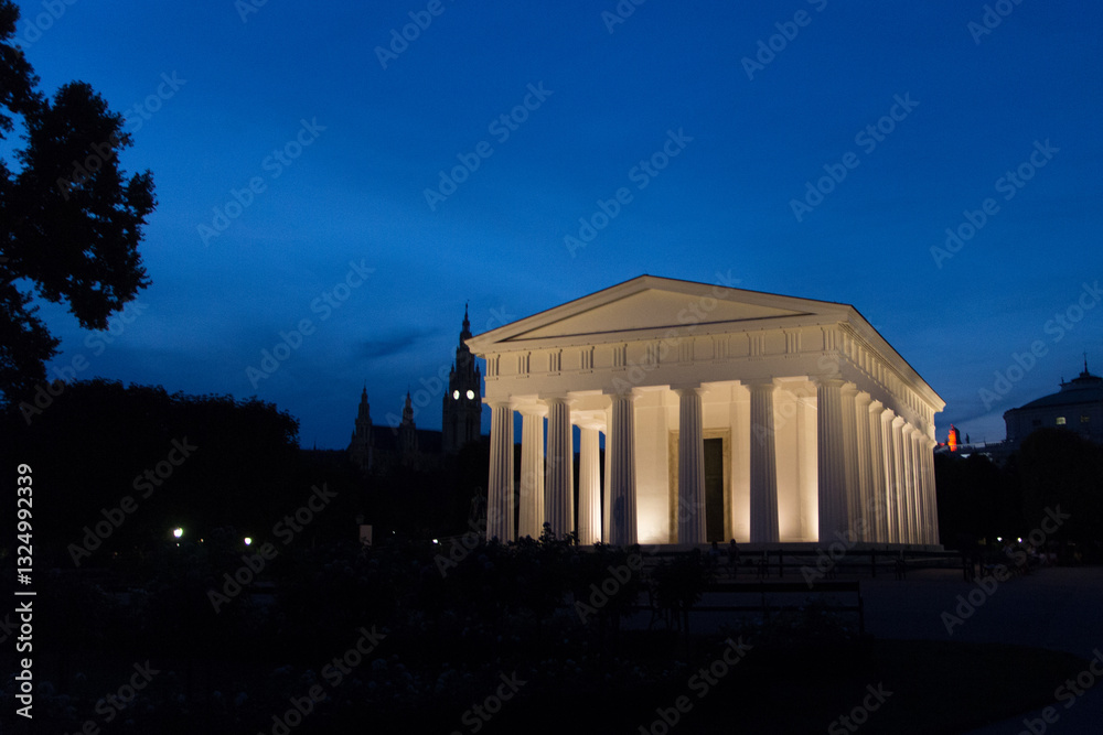 Obraz premium A captivating photograph of the Temple of Theseus, located within the Volksgarten in Vienna.