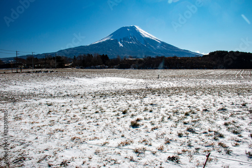 Obraz na płótnie 朝霧高原から 冬の富士山の絶景 静岡県富士宮市 日本 w salonie