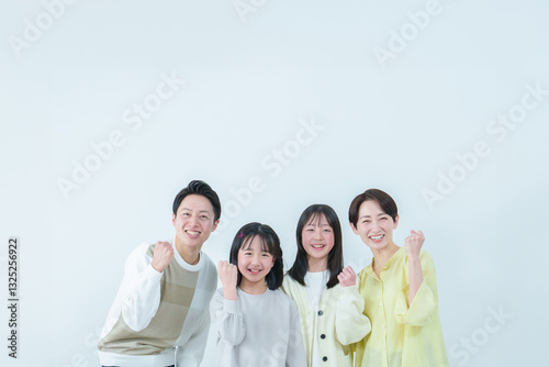 ガッツポーズをする親子　家族　ファミリー photo