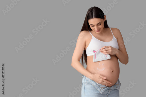 Young pregnant woman with s...