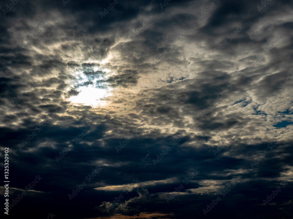Obraz premium Dunkle Wolken am blauen Himmel